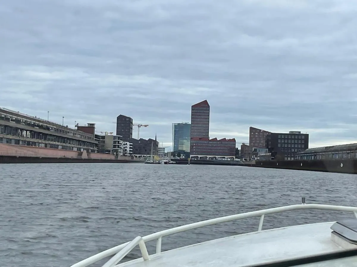 Suesses Motorboot - Bremen Ueberseestadt Botel