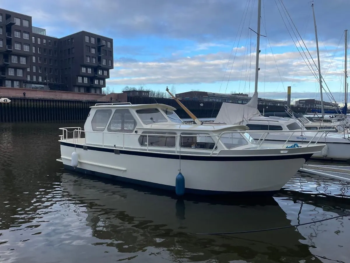 Suesses Motorboot - Bremen Ueberseestadt