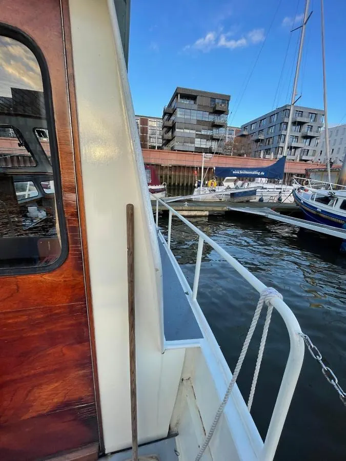 Botel Suesses Motorboot - Bremen Ueberseestadt