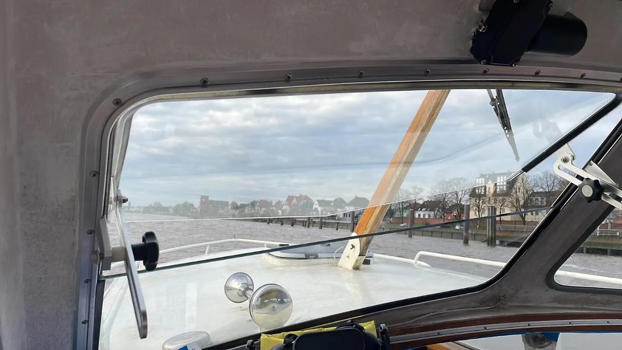 Suesses Motorboot - Bremen Ueberseestadt Botel