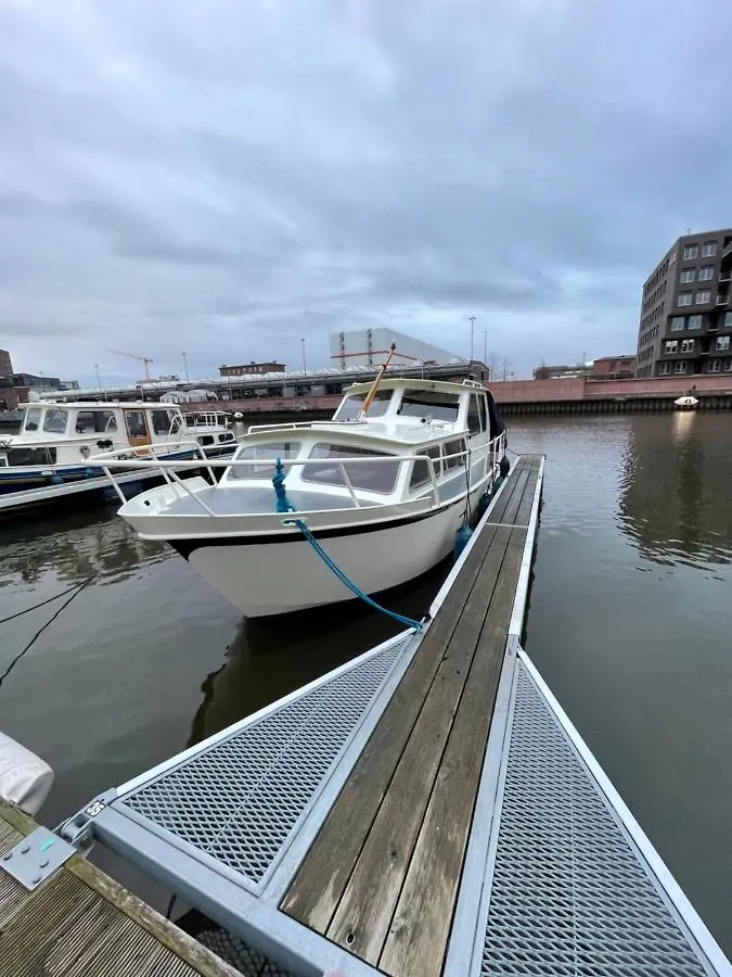 Suesses Motorboot - Bremen Ueberseestadt location