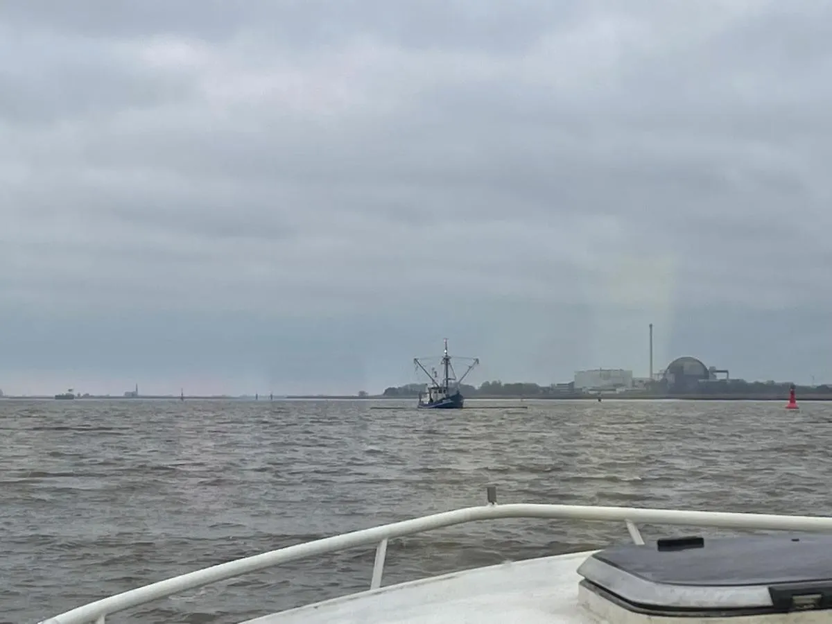 Suesses Motorboot - Bremen Ueberseestadt Botel