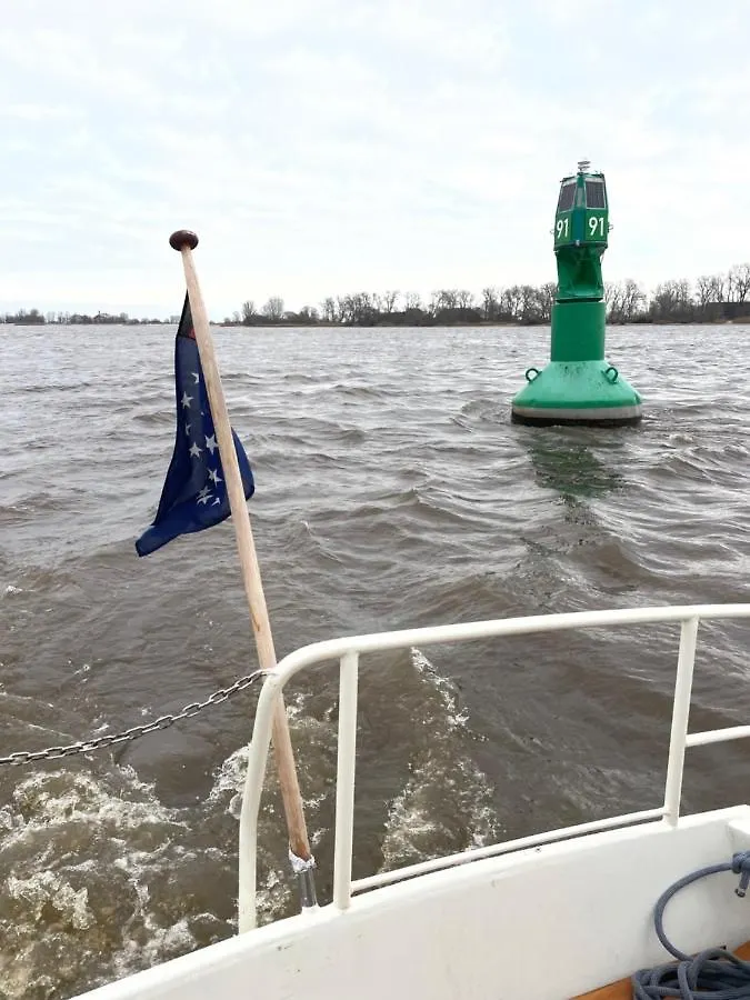 Suesses Motorboot - Bremen Ueberseestadt 0*,