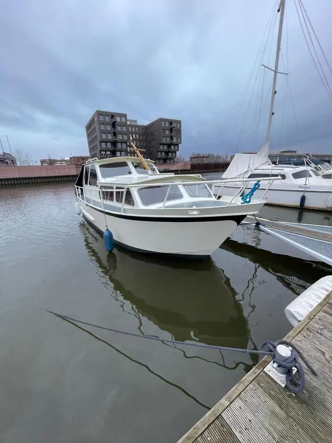 Suesses Motorboot - Bremen Ueberseestadt Botel