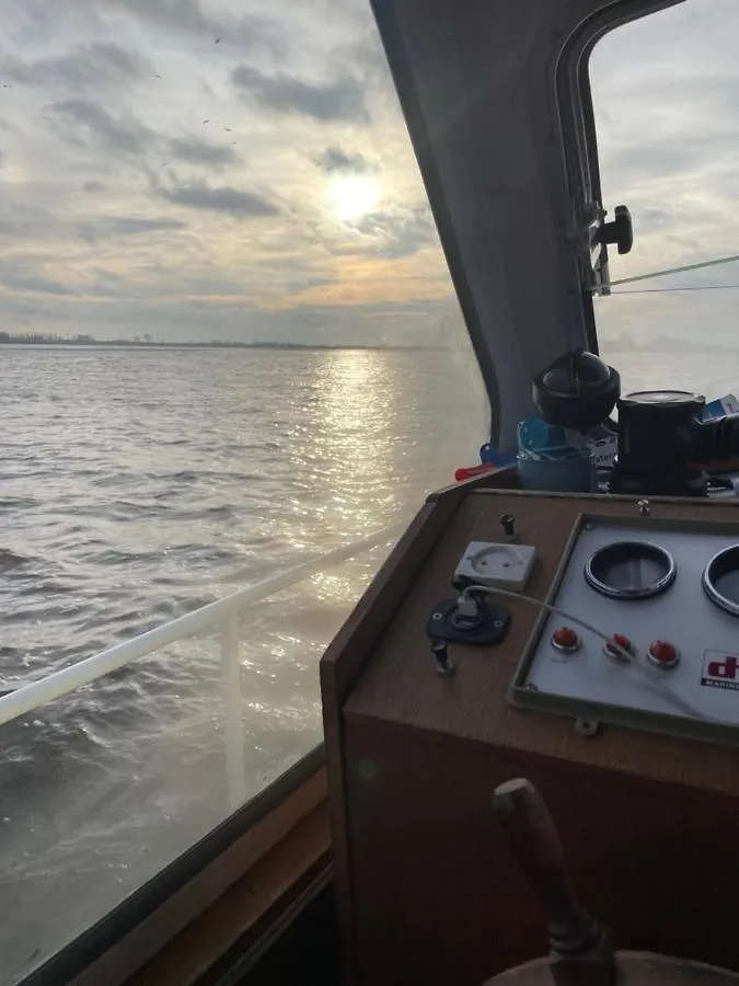 Botel Suesses Motorboot - Bremen Ueberseestadt