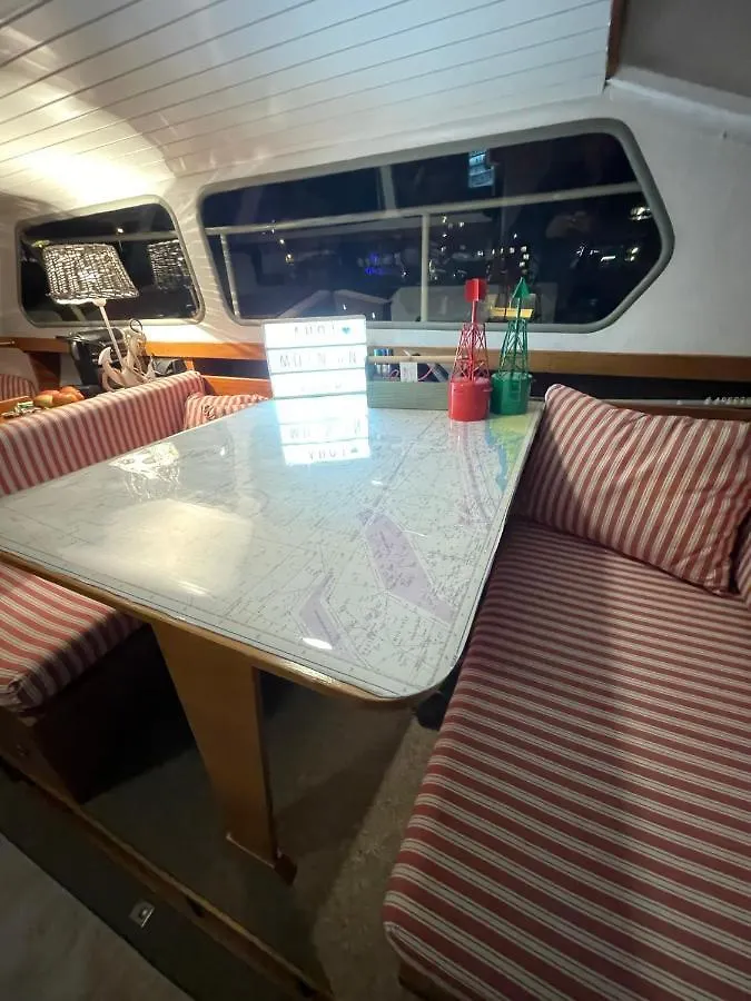 Suesses Motorboot - Bremen Ueberseestadt Botel