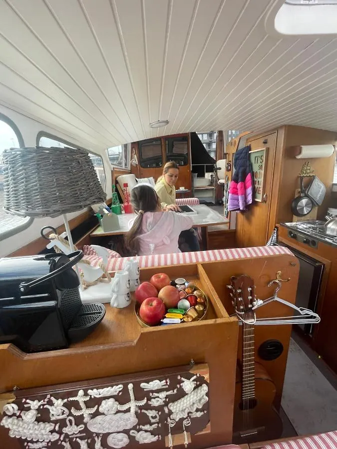 Suesses Motorboot - Bremen Ueberseestadt