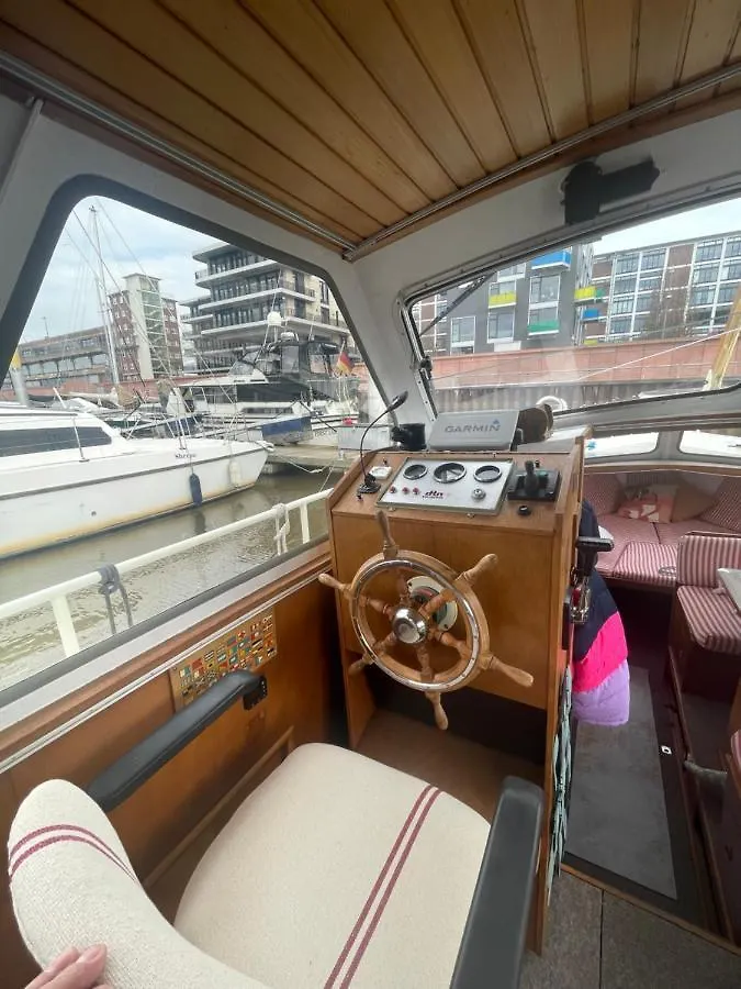 Botel Suesses Motorboot - Bremen Ueberseestadt