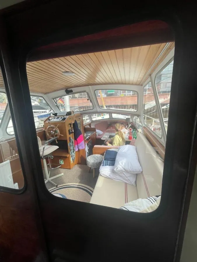 Suesses Motorboot - Bremen Ueberseestadt Germany