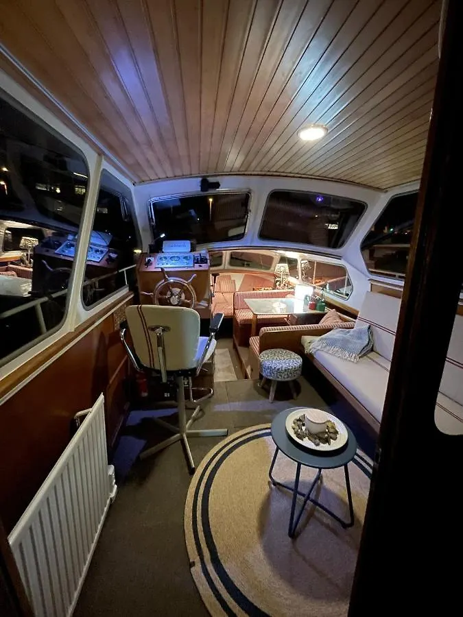 Botel Suesses Motorboot - Bremen Ueberseestadt