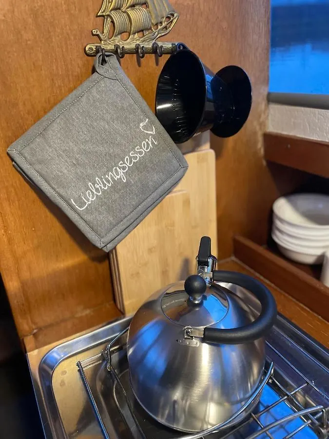 Suesses Motorboot - Bremen Ueberseestadt Botel
